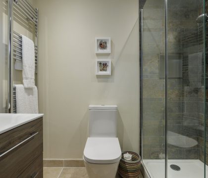 Corner House Master Bedroom Ensuite - StayCotswold