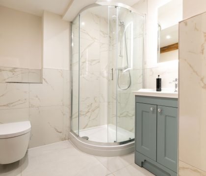 The Barn Bedroom 3 Ensuite - StayCotswold