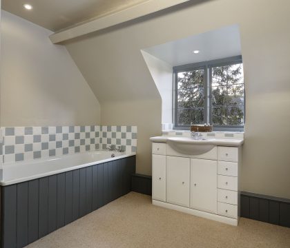 Brewery Cottage Shower Room - StayCotswold
