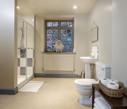 Brewery Cottage Family Bathroom - StayCotswold
