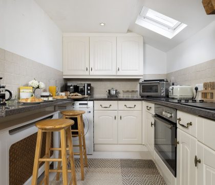 Honeysuckle Cottage Kitchen - StayCotswold