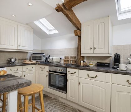 Honeysuckle Cottage Kitchen - StayCotswold