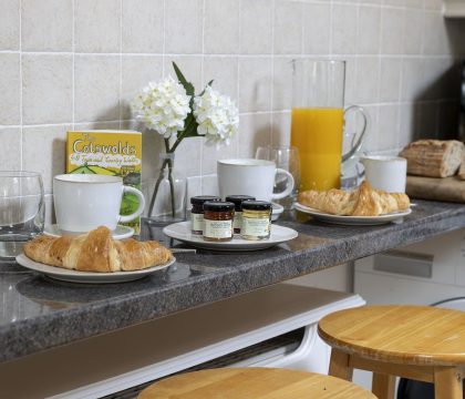 Honeysuckle Cottage Kitchen - StayCotswold