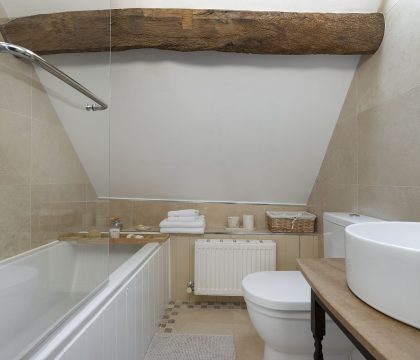 Honeysuckle Cottage Family Bathroom - StayCotswold