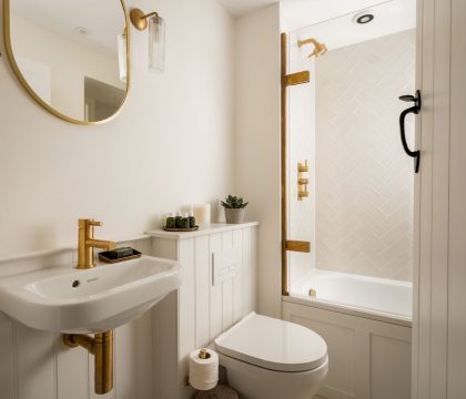 1 Horseshoe Cottages - Family Bathroom