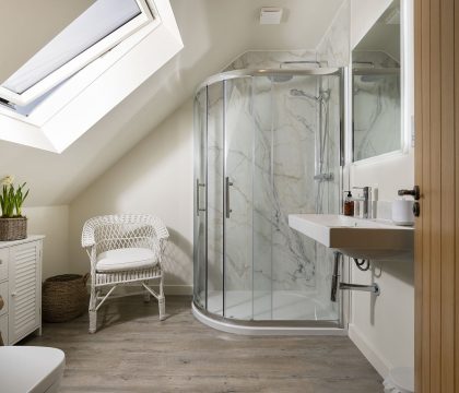 Shire Cottage Family Bathroom - StayCotswold