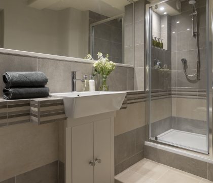 Church Alley House Master Bedroom Ensuite - StayCotswold
