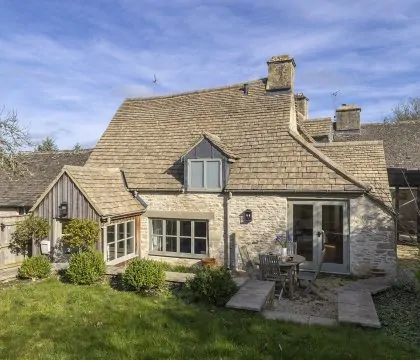 Inca's Cottage Outside - StayCotswold