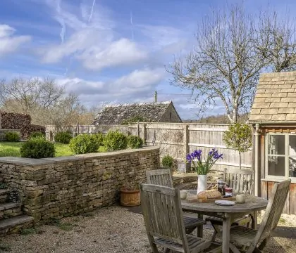 Inca's Cottage Outside - StayCotswold