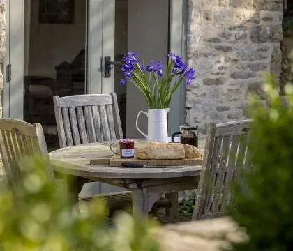 Inca's Cottage Outside - StayCotswold