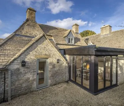 Inca's Cottage Outside - StayCotswold