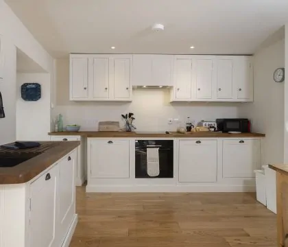 Inca's Cottage Kitchen Area - StayCotswold