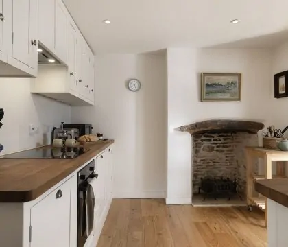 Inca's Cottage Kitchen Area - StayCotswold