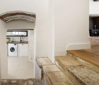 Inca's Cottage Access To Utility Room - StayCotswold