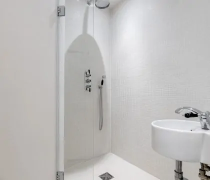 Inca's Cottage Bathroom - StayCotswold