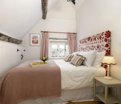 Inca's Cottage Master Bedroom - StayCotswold