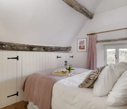 Inca's Cottage Master Bedroom - StayCotswold