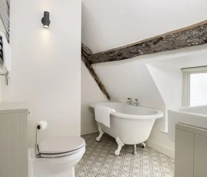 Inca's Cottage Master Bedroom Ensuite - StayCotswold
