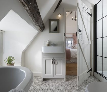 Inca's Cottage Master Bedroom Ensuite - StayCotswold