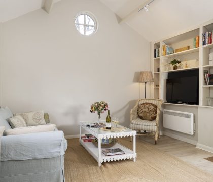 Orchard Cottage Sitting/Dining Room - StayCotswold