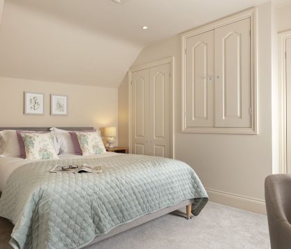Sun Cottage Master Bedroom - StayCotswold