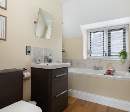 Sun Cottage Master Bedroom Ensuite - StayCotswold