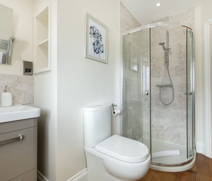 Sun Cottage Bedroom 2 Ensuite - StayCotswold