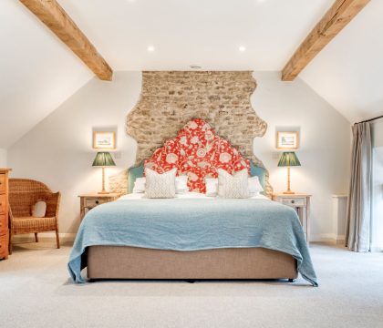 Prince Barn Master Bedroom - StayCotswold