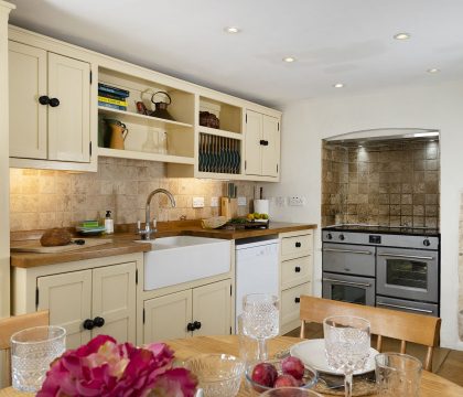 Primrose Cottage Kitchen/Dining Area - StayCotswold
