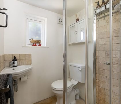 Primrose Cottage Shower Room - StayCotswold