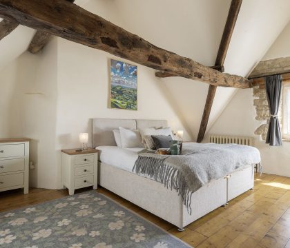 Primrose Cottage Primary Bedroom - StayCotswold