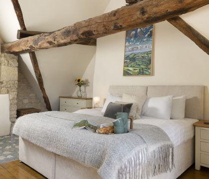 Primrose Cottage Primary Bedroom - StayCotswold