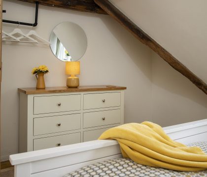 Primrose Cottage Bedroom 2 - StayCotswold