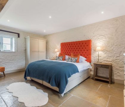 The Stables Bedroom - StayCotswold