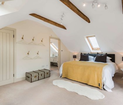 The Stables Bedroom - StayCotswold