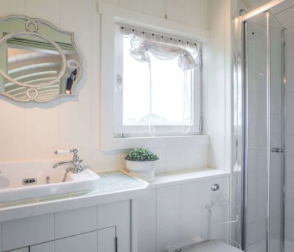 Vespers Bathroom - StayCotswold