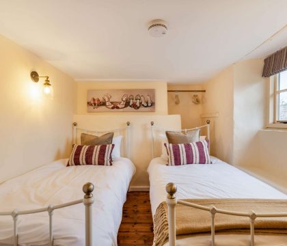 The Cotswold Guy Apartment Twin Bedroom - StayCotswold