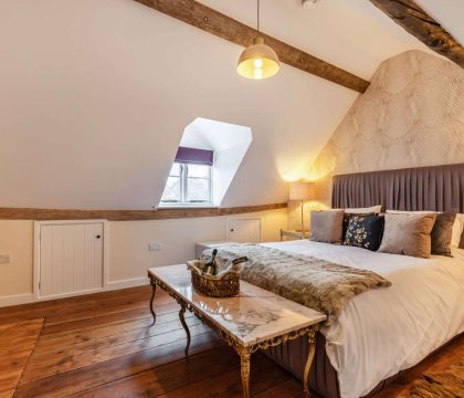 The Cotswold Guy Apartment Double Bedroom - StayCotswold