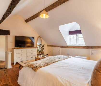 The Cotswold Guy Apartment Double Bedroom - StayCotswold