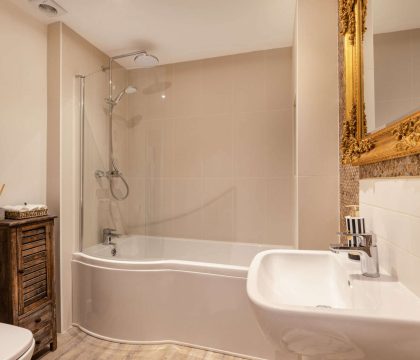The Cotswold Guy Apartment Bathroom - StayCotswold
