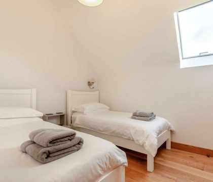 Yew Barn Bedroom 2 - StayCotswold