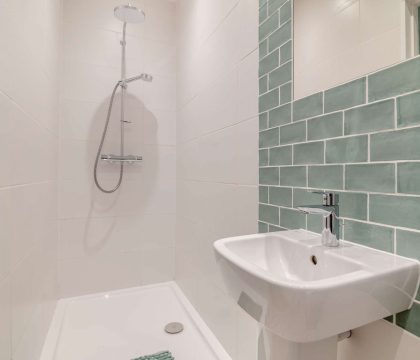 The Coach House Master Bedroom Ensuite - StayCotswold