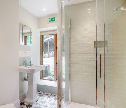 Waterhead Barn Bedroom 6 Ensuite - StayCotswold