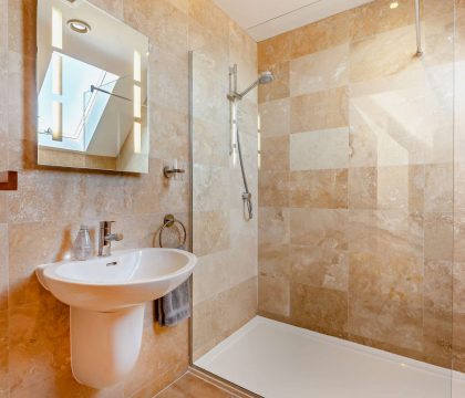 Walnut Barn Family Shower Room - StayCotswold