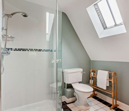 The Glen, Ilmington Master Bedroom Ensuite - StayCotswold