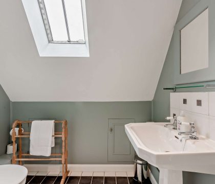 The Glen, Ilmington Master Bedroom Ensuite - StayCotswold