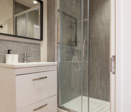 The Puzzle House Bedroom 2 Ensuite - StayCotswold