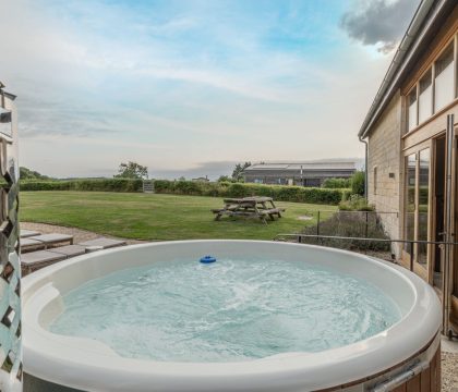 High Barn & Little Barn Hot Tub - StayCotswold
