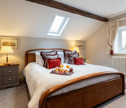 Topside Master Bedroom - StayCotswold
