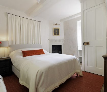 The Gatehouse Bedroom - StayCotswold